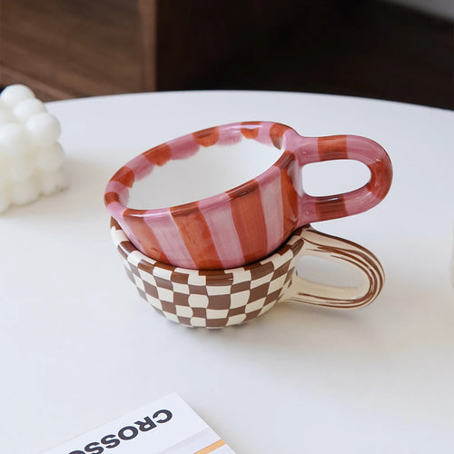 1Pc 220ml Checkerboard Ceramic Mug, Pink Striped High-Value Niche Ceramic Coffee Cup, Suitable for Breakfast Latte, Daily Household Drinking Cup, Party Decoration Cup, Afternoon Tea Coffee, Gift Giving