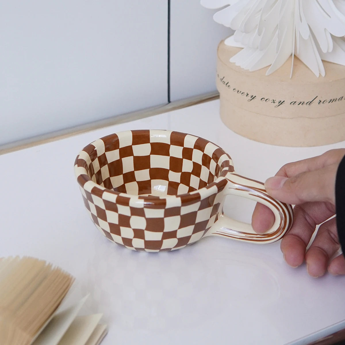 1Pc 220ml Checkerboard Ceramic Mug, Pink Striped High-Value Niche Ceramic Coffee Cup, Suitable for Breakfast Latte, Daily Household Drinking Cup, Party Decoration Cup, Afternoon Tea Coffee, Gift Giving