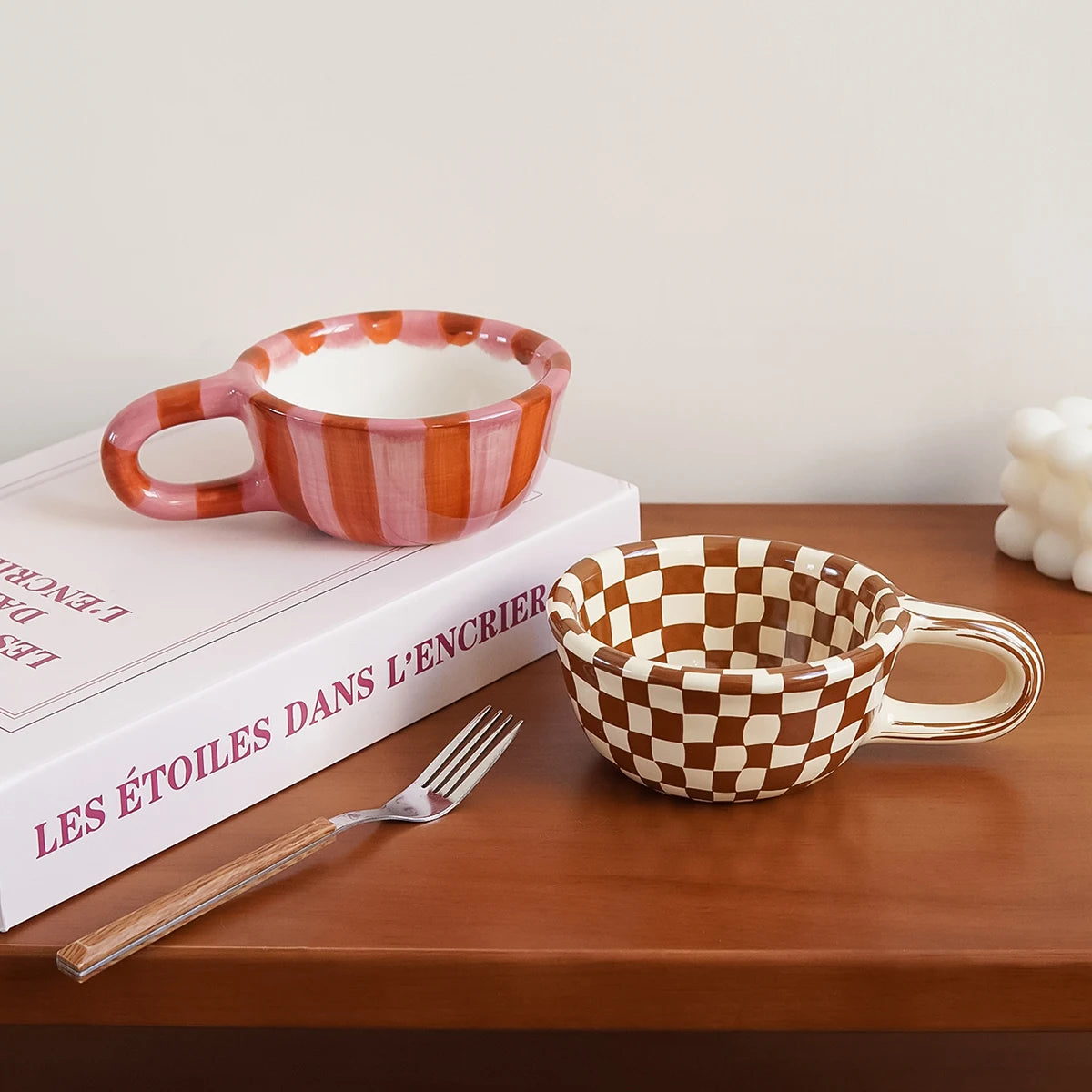 1Pc 220ml Checkerboard Ceramic Mug, Pink Striped High-Value Niche Ceramic Coffee Cup, Suitable for Breakfast Latte, Daily Household Drinking Cup, Party Decoration Cup, Afternoon Tea Coffee, Gift Giving