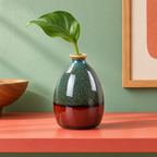 Vaso Esmaltado verde e terracota em ambiente colorido
