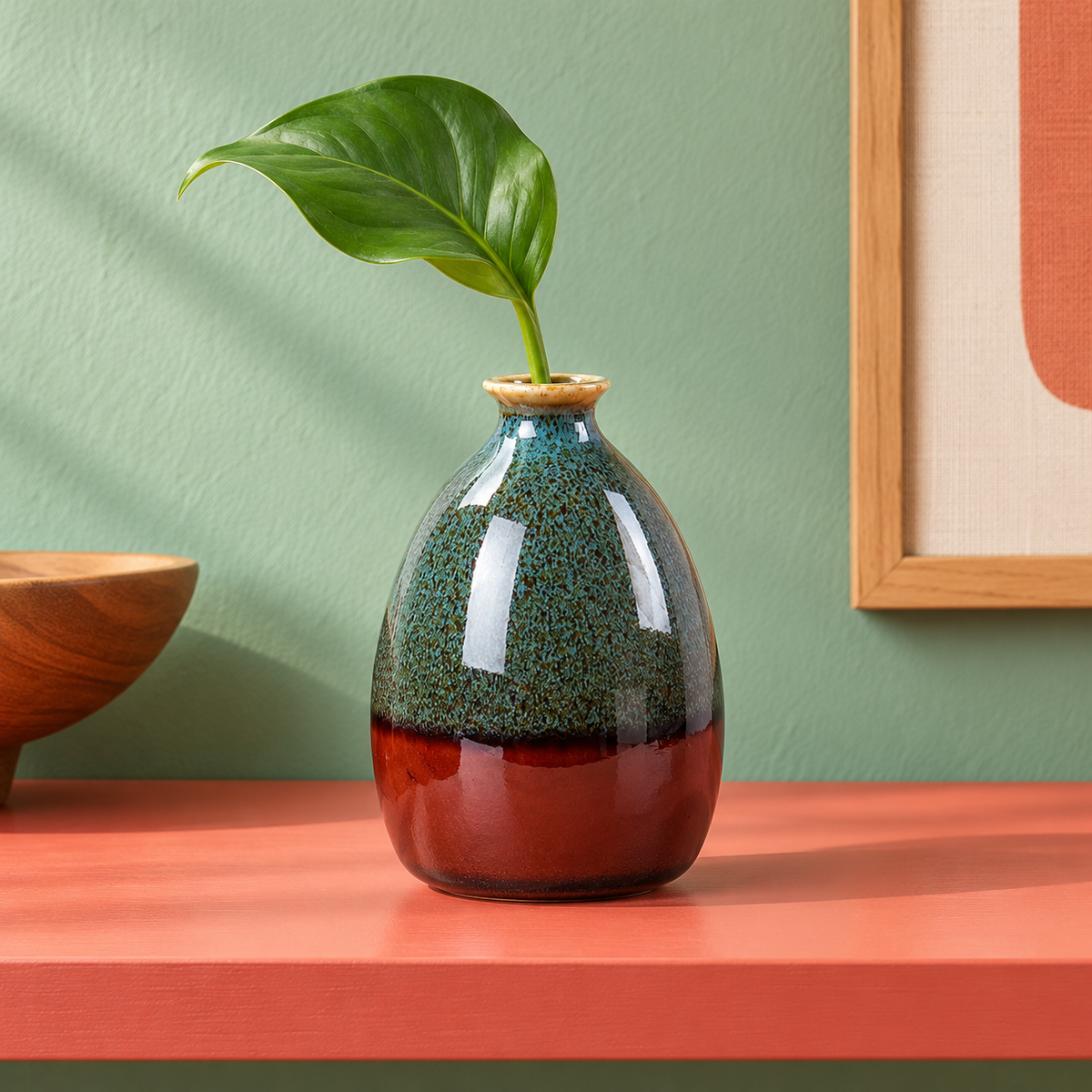 Vaso Esmaltado verde e terracota em ambiente colorido