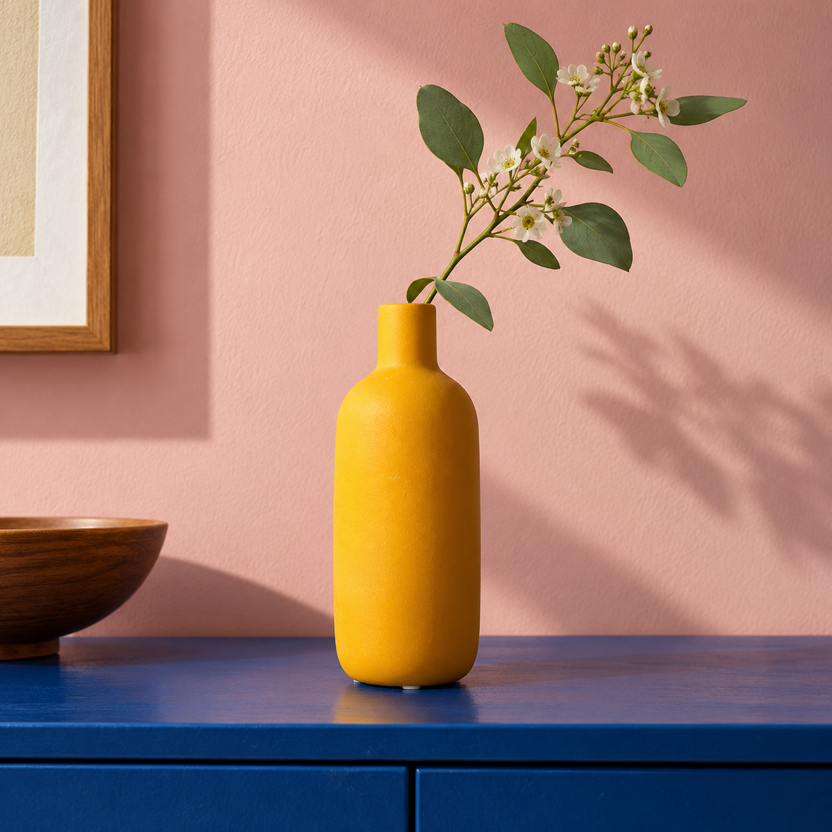 Vaso Formas amarelo em ambiente rosa e azul