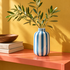 Vaso Listrado azul e branco em ambiente amarelo